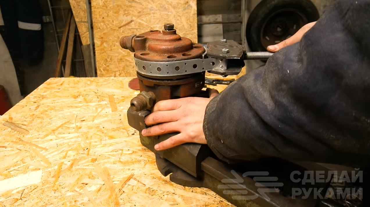 Универсальный ключ из двух тормозных колодок для авто