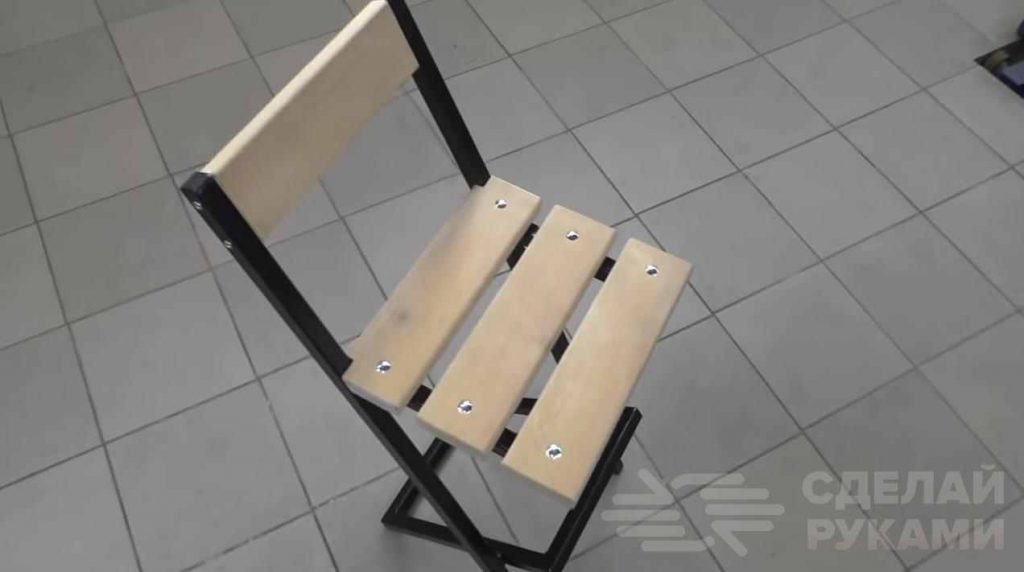 Классный стул с подставкой для ног из профильной трубы