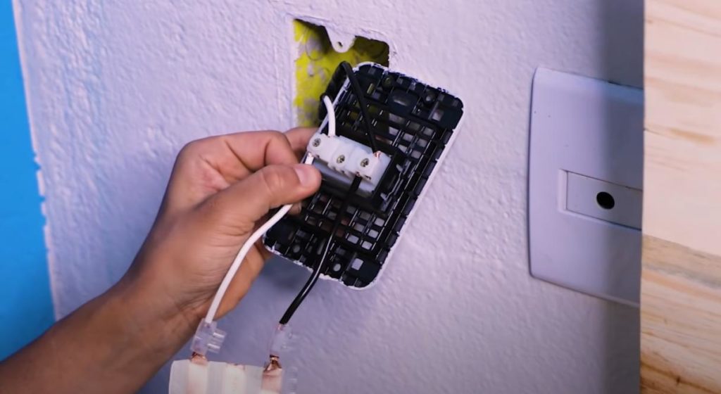 Как подключить бра или люстру к электросети без штробления стены