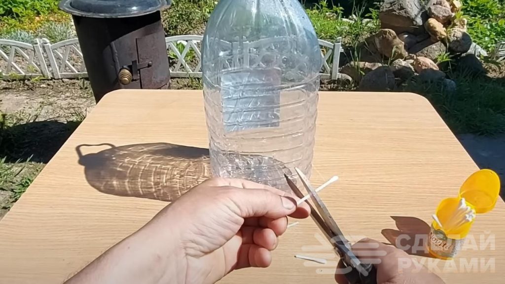 Как организовать капельный полив на даче. Используем пластиковые бутылки и ушные палочки