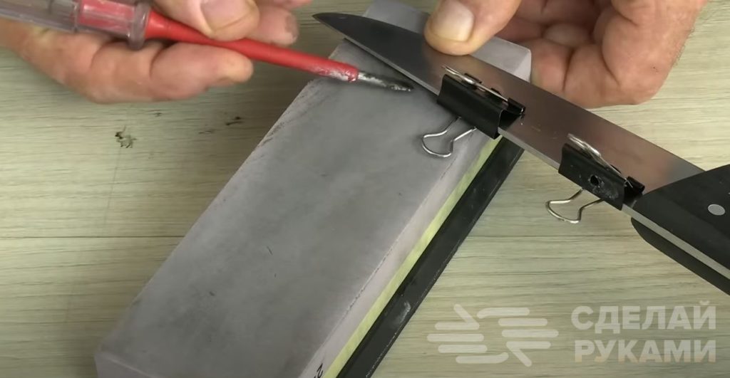 Заточка ножа на камне с помощью канцелярских зажимов